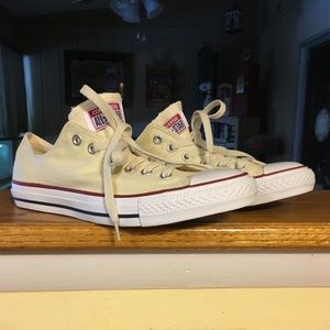NWOT Unisex M8/W10 Converse All Star Low Sneakers